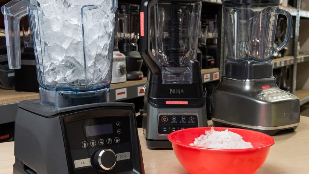 Quiet 700W blender crushing ice for frozen fruit smoothie